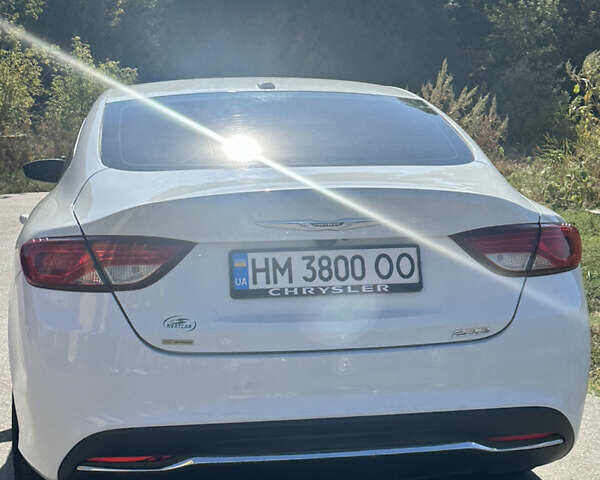 Белый Крайслер 200, объемом двигателя 2.36 л и пробегом 250 тыс. км за 8500 $, фото 4 на Automoto.ua