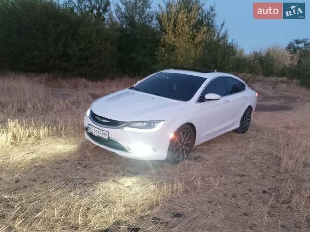 Белый Крайслер 200, объемом двигателя 2.36 л и пробегом 222 тыс. км за 9500 $, фото 1 на Automoto.ua