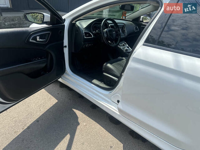 Белый Крайслер 200, объемом двигателя 2.4 л и пробегом 380 тыс. км за 9600 $, фото 5 на Automoto.ua