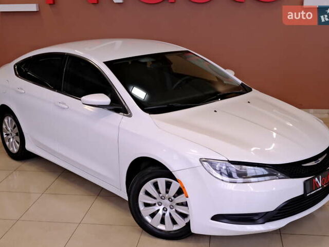 Белый Крайслер 200, объемом двигателя 2.4 л и пробегом 111 тыс. км за 8900 $, фото 5 на Automoto.ua