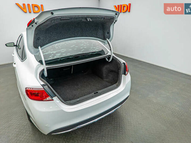 Белый Крайслер 200, объемом двигателя 2.4 л и пробегом 132 тыс. км за 9688 $, фото 6 на Automoto.ua