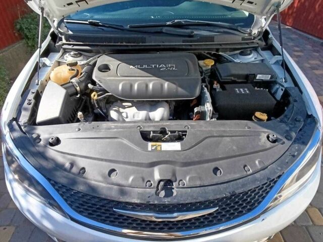 Белый Крайслер 200, объемом двигателя 2.4 л и пробегом 140 тыс. км за 10200 $, фото 4 на Automoto.ua