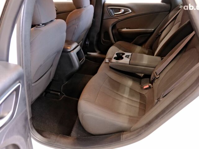 Белый Крайслер 200, объемом двигателя 2.4 л и пробегом 111 тыс. км за 8900 $, фото 7 на Automoto.ua