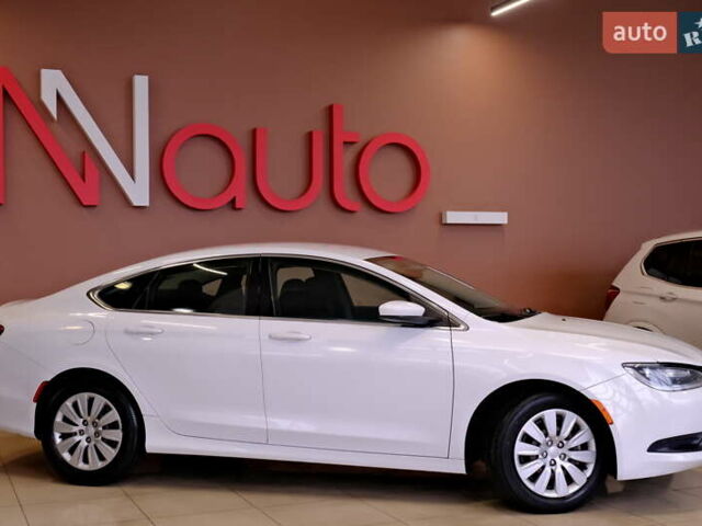 Белый Крайслер 200, объемом двигателя 2.4 л и пробегом 111 тыс. км за 8900 $, фото 7 на Automoto.ua