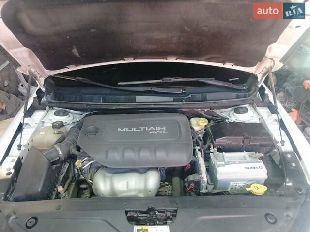 Белый Крайслер 200, объемом двигателя 2.36 л и пробегом 223 тыс. км за 10000 $, фото 9 на Automoto.ua