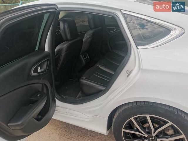 Белый Крайслер 200, объемом двигателя 2.36 л и пробегом 223 тыс. км за 10000 $, фото 26 на Automoto.ua