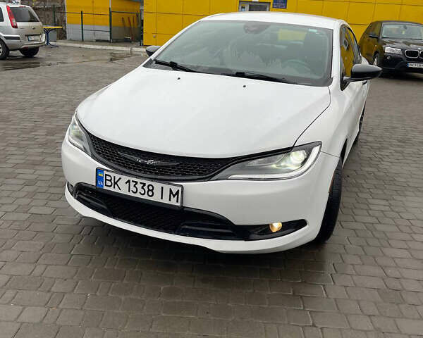 Белый Крайслер 200, объемом двигателя 2.36 л и пробегом 203 тыс. км за 8700 $, фото 1 на Automoto.ua