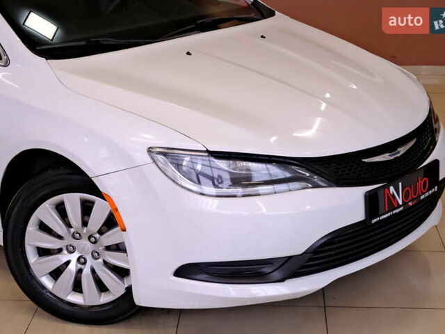 Белый Крайслер 200, объемом двигателя 2.4 л и пробегом 111 тыс. км за 8900 $, фото 6 на Automoto.ua