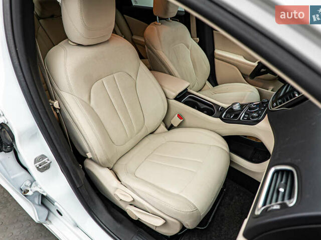 Белый Крайслер 200, объемом двигателя 2.4 л и пробегом 132 тыс. км за 9688 $, фото 17 на Automoto.ua