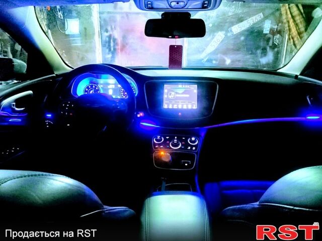 Белый Крайслер 200, объемом двигателя 2.4 л и пробегом 222 тыс. км за 9500 $, фото 5 на Automoto.ua