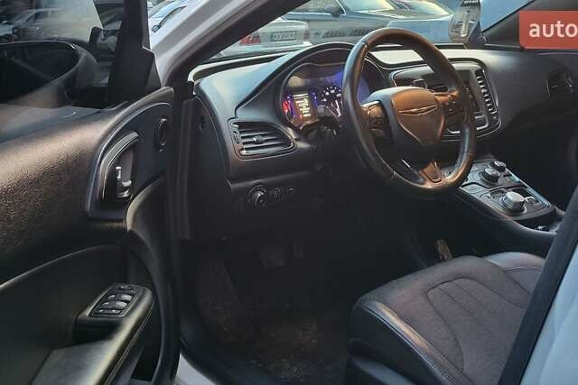 Белый Крайслер 200, объемом двигателя 2.4 л и пробегом 165 тыс. км за 9600 $, фото 32 на Automoto.ua