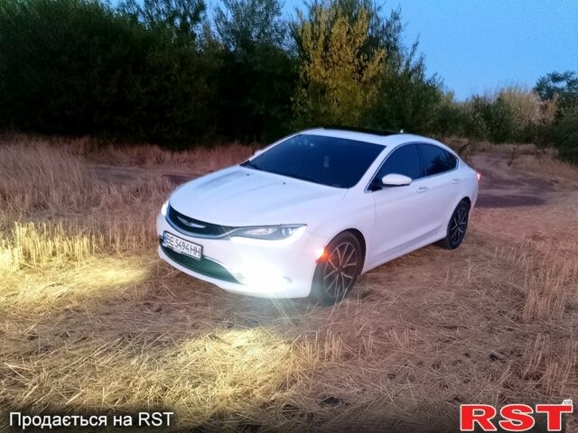 Белый Крайслер 200, объемом двигателя 2.4 л и пробегом 222 тыс. км за 9500 $, фото 2 на Automoto.ua