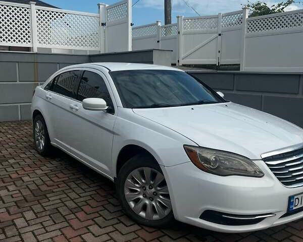 Белый Крайслер 200, объемом двигателя 2.36 л и пробегом 191 тыс. км за 7300 $, фото 1 на Automoto.ua