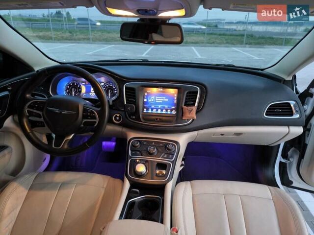 Белый Крайслер 200, объемом двигателя 2.36 л и пробегом 228 тыс. км за 9000 $, фото 15 на Automoto.ua
