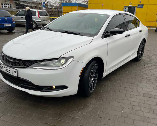 Белый Крайслер 200, объемом двигателя 2.36 л и пробегом 203 тыс. км за 8700 $, фото 3 на Automoto.ua