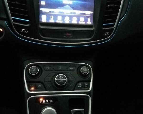 Белый Крайслер 200, объемом двигателя 2.4 л и пробегом 125 тыс. км за 11700 $, фото 6 на Automoto.ua