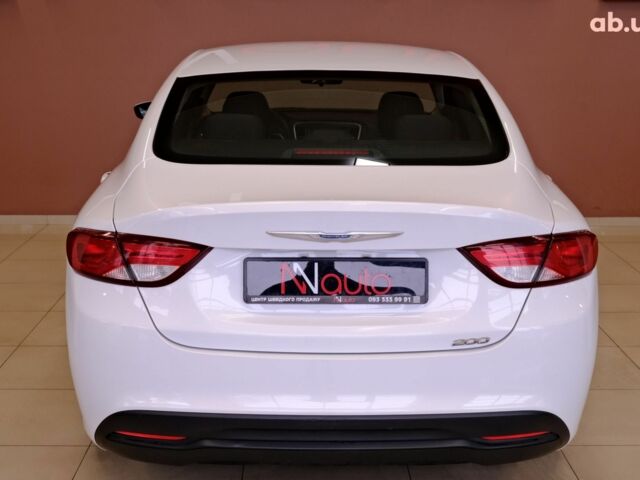 Белый Крайслер 200, объемом двигателя 2.4 л и пробегом 111 тыс. км за 8900 $, фото 5 на Automoto.ua