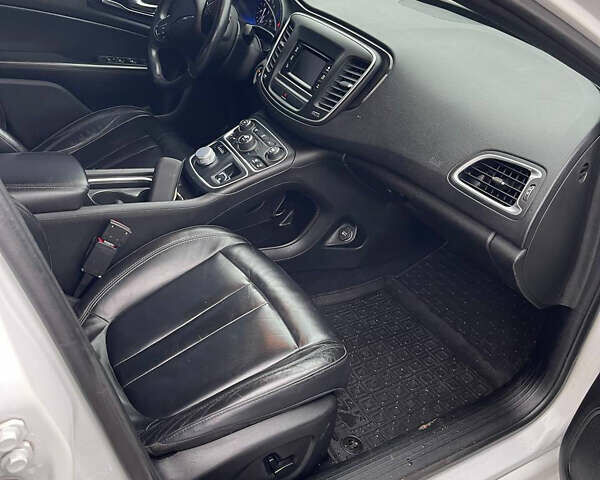 Белый Крайслер 200, объемом двигателя 2.36 л и пробегом 203 тыс. км за 8700 $, фото 5 на Automoto.ua