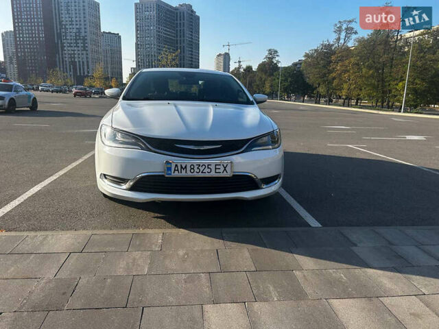 Белый Крайслер 200, объемом двигателя 2.4 л и пробегом 170 тыс. км за 10500 $, фото 2 на Automoto.ua