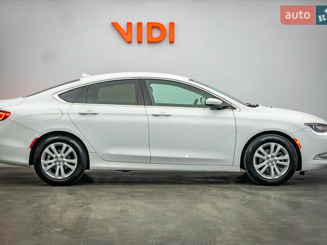 Белый Крайслер 200, объемом двигателя 2.4 л и пробегом 132 тыс. км за 9688 $, фото 3 на Automoto.ua