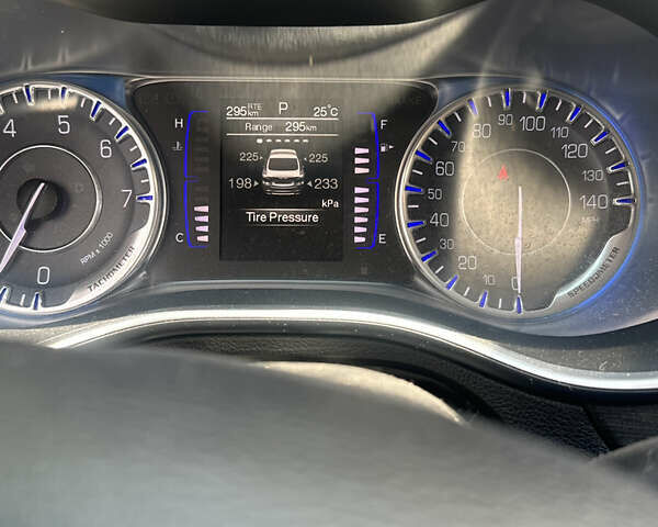 Белый Крайслер 200, объемом двигателя 2.4 л и пробегом 380 тыс. км за 9600 $, фото 12 на Automoto.ua