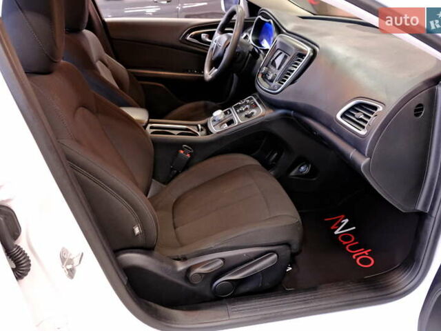 Белый Крайслер 200, объемом двигателя 2.4 л и пробегом 111 тыс. км за 8900 $, фото 37 на Automoto.ua