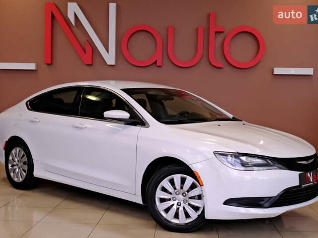 Белый Крайслер 200, объемом двигателя 2.4 л и пробегом 111 тыс. км за 8900 $, фото 4 на Automoto.ua