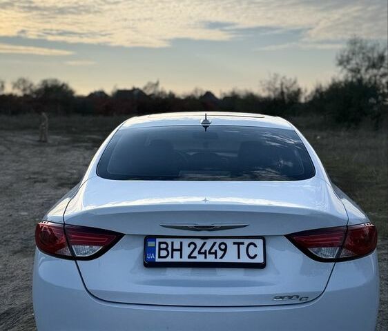 Белый Крайслер 200, объемом двигателя 2.4 л и пробегом 220 тыс. км за 9200 $, фото 3 на Automoto.ua