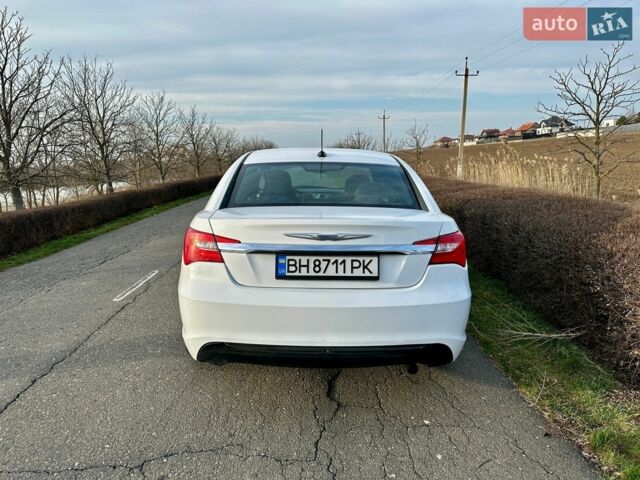 Белый Крайслер 200, объемом двигателя 2.36 л и пробегом 193 тыс. км за 7800 $, фото 2 на Automoto.ua