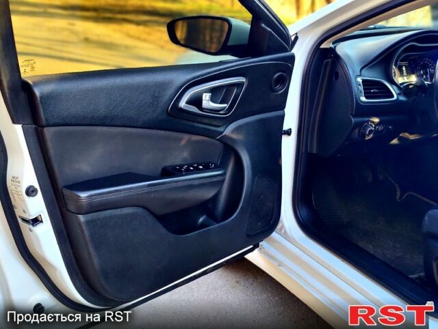 Білий Крайслер 200, об'ємом двигуна 2.4 л та пробігом 279 тис. км за 7800 $, фото 6 на Automoto.ua