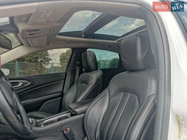 Белый Крайслер 200, объемом двигателя 2.36 л и пробегом 223 тыс. км за 10000 $, фото 15 на Automoto.ua