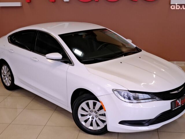 Белый Крайслер 200, объемом двигателя 2.4 л и пробегом 111 тыс. км за 8900 $, фото 3 на Automoto.ua