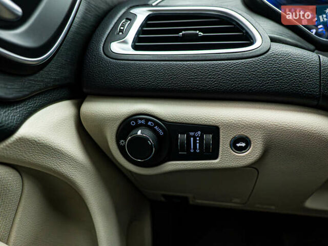 Белый Крайслер 200, объемом двигателя 2.4 л и пробегом 132 тыс. км за 9688 $, фото 13 на Automoto.ua