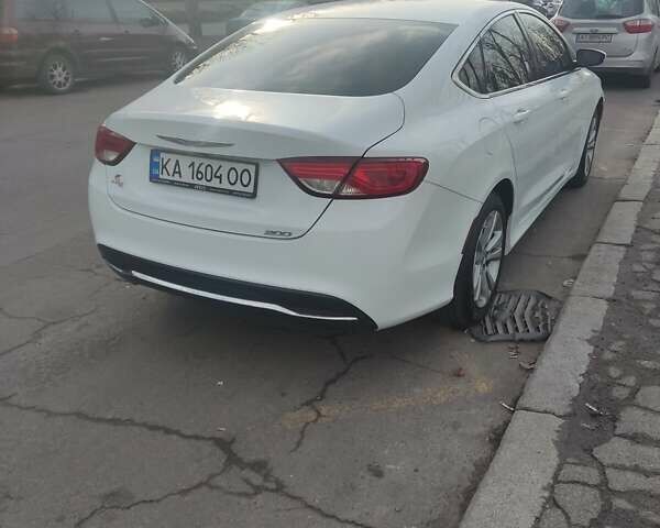 Білий Крайслер 200, об'ємом двигуна 2.36 л та пробігом 159 тис. км за 9000 $, фото 2 на Automoto.ua
