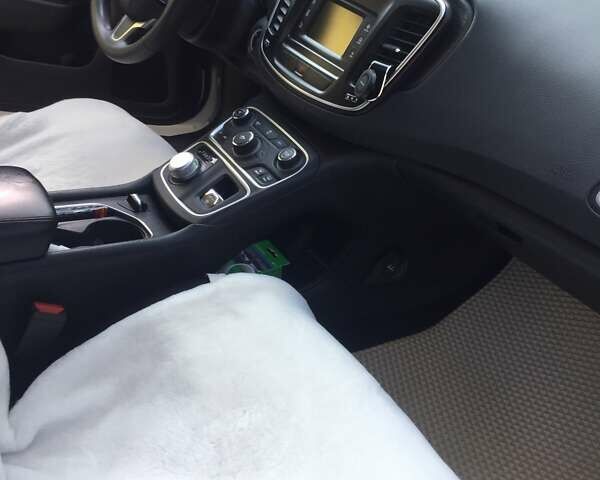 Белый Крайслер 200, объемом двигателя 2.36 л и пробегом 171 тыс. км за 10700 $, фото 5 на Automoto.ua