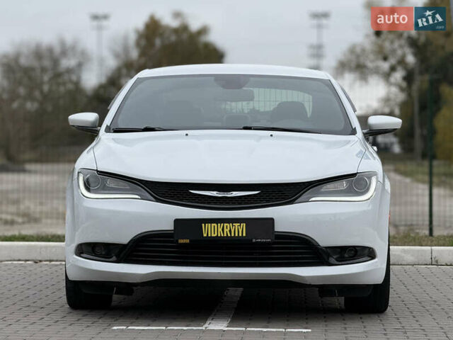 Белый Крайслер 200, объемом двигателя 3.6 л и пробегом 204 тыс. км за 10900 $, фото 4 на Automoto.ua
