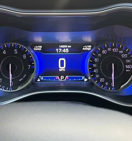 Белый Крайслер 200, объемом двигателя 2.4 л и пробегом 160 тыс. км за 11000 $, фото 5 на Automoto.ua