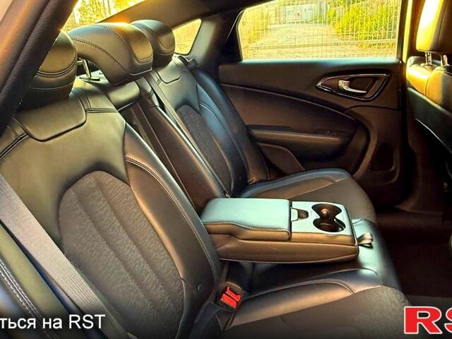 Білий Крайслер 200, об'ємом двигуна 2.4 л та пробігом 150 тис. км за 11999 $, фото 3 на Automoto.ua