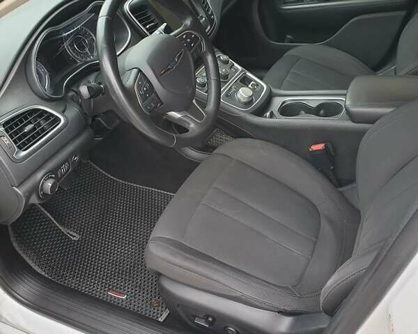 Білий Крайслер 200, об'ємом двигуна 2.36 л та пробігом 185 тис. км за 10500 $, фото 9 на Automoto.ua