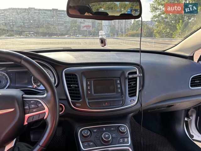Белый Крайслер 200, объемом двигателя 2.36 л и пробегом 217 тыс. км за 8700 $, фото 7 на Automoto.ua