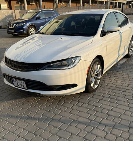 Белый Крайслер 200, объемом двигателя 2.36 л и пробегом 151 тыс. км за 9150 $, фото 1 на Automoto.ua