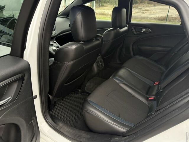 Белый Крайслер 200, объемом двигателя 3.6 л и пробегом 204 тыс. км за 9900 $, фото 18 на Automoto.ua