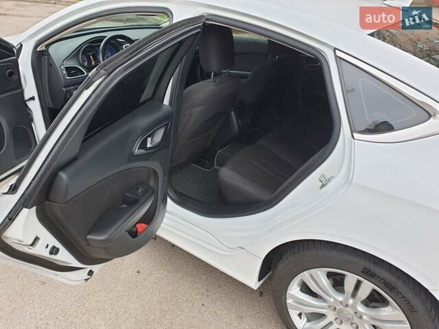 Білий Крайслер 200, об'ємом двигуна 2.36 л та пробігом 185 тис. км за 10500 $, фото 6 на Automoto.ua