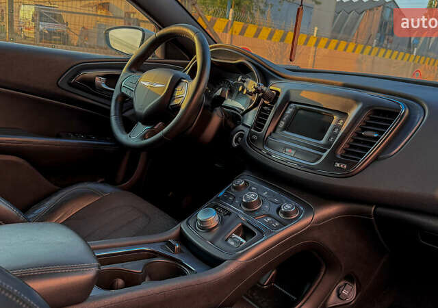 Белый Крайслер 200, объемом двигателя 2.36 л и пробегом 151 тыс. км за 9150 $, фото 6 на Automoto.ua