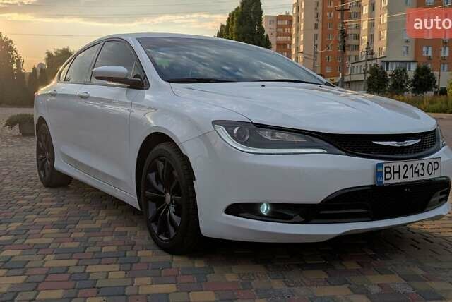 Белый Крайслер 200, объемом двигателя 3.6 л и пробегом 145 тыс. км за 11600 $, фото 2 на Automoto.ua