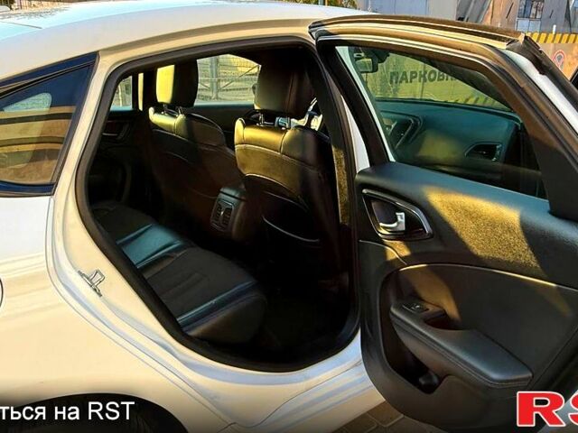 Білий Крайслер 200, об'ємом двигуна 2.4 л та пробігом 150 тис. км за 11999 $, фото 2 на Automoto.ua