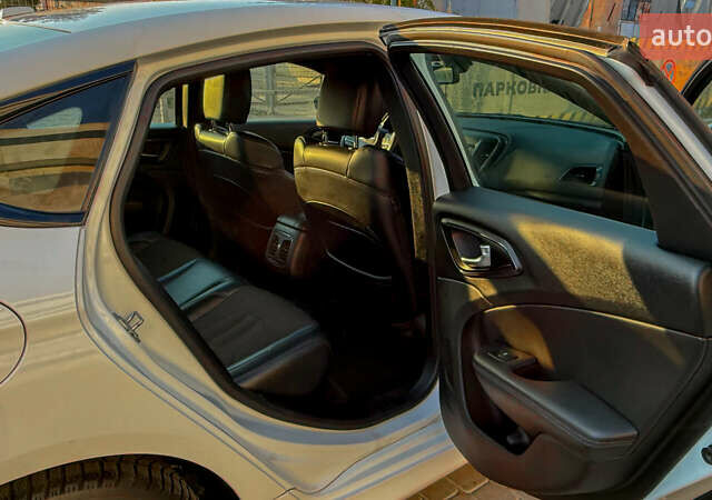 Белый Крайслер 200, объемом двигателя 2.36 л и пробегом 151 тыс. км за 9150 $, фото 5 на Automoto.ua