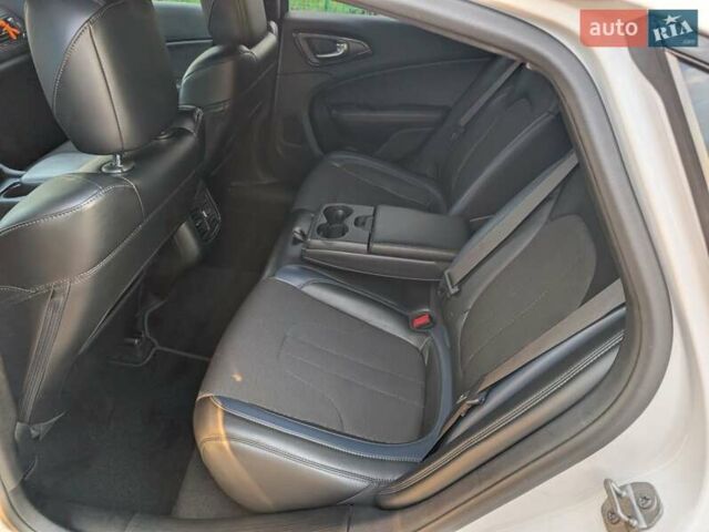 Белый Крайслер 200, объемом двигателя 3.6 л и пробегом 145 тыс. км за 11600 $, фото 10 на Automoto.ua