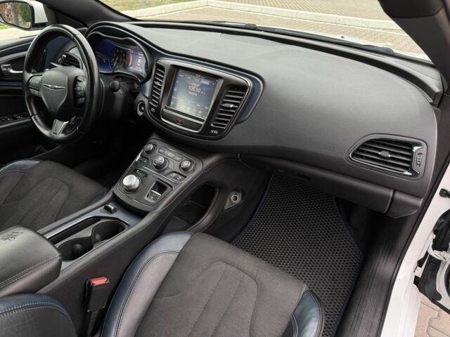 Белый Крайслер 200, объемом двигателя 3.6 л и пробегом 204 тыс. км за 9900 $, фото 19 на Automoto.ua