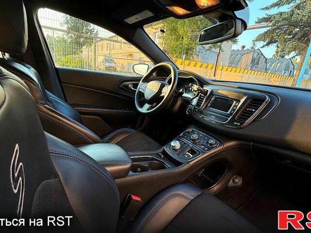 Білий Крайслер 200, об'ємом двигуна 2.4 л та пробігом 150 тис. км за 11999 $, фото 4 на Automoto.ua